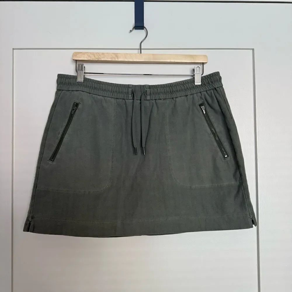 Athleta Farralon Mini Skirt Sz 14 Green ZipperโPockets Drawstring Elastic Waist